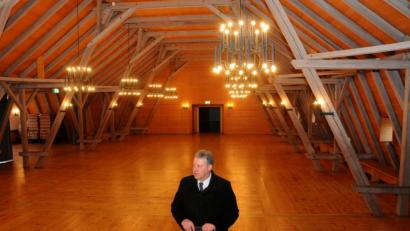 Bild: Stephan Huber
Nicht nur für Landrat Richard Reisinger ein ganz besonderer Ort: Der große Saal im Theuerner Schloss, dessen charakteristische Balken-Konstruktion an einen Bergbau-Schacht erinnert.