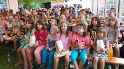 Bild: exb
Gebannt folgten die Kinder den Abenteuern der kleinen Hexe.