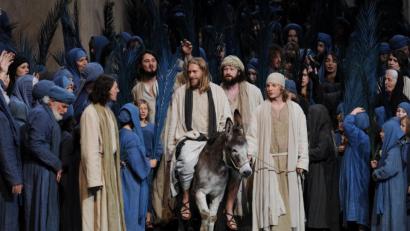 Bild: Tobias Hase
Darsteller Andreas Richter als Jesus (M) reitet in der Szene "Einzug aus Jerusalem" auf einem Esel. Foto: Tobias Hase/Archiv