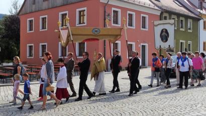 Bild: hl
Prozession durch den Markt mit Pfarrer Stretz mit der Monstranz unter dem Traghimmel.