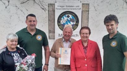 Bild: exb
Franz Zeitler (Mitte, neben Ehefrau Resi), ist seit 50 Jahren Mitglied der KSRK Mitterteich. Die Urkunde und die Treuenadel überreichten Vorsitzender Wolfgang Danler (rechts) und dessen Stellvertreter Stefan Badstieber (Zweiter von links). Mit im Bild auch Badstiebers Lebensgefährtin Eveline Neid (links). Ihr machte der stellvertretende Vorsitzende während des Grillabends einen Heiratsantrag.
