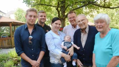 Bild: Biebl, Christina
Familie ist Willi Auschner (Zweiter von rechts) wichtig. Seit neun Wochen freut er sich über Urenkel Korbinian.