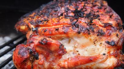 Bild: Doreen Hassek
Eine Spanferkelkeule liegt auf dem Grill.