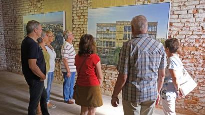 Bild: nm
Der Rundgang durch die Ausstellung im DEST-Gebäude lohnte sich. Mitglieder des Fotoklubs sahen sich am Sonntag in den alten Gemäuern um. Bild: nm