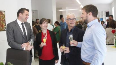 Bild: Hirsch
Landrat Thomas Ebeling, Geschäftsführerin Johanna Lorenz, der Leiter des Kreisjugendamtes, Martin Rothut, und KJR-Vorsitzender Peter Neumeier (von links) kamen bei der Einweihung der neuen Geschäftsstelle des Kreisjugendrings ins Gespräch.