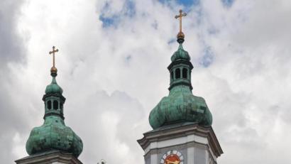 Bild: tr
Stadtpfarrer Thomas Vogl mit der Original-Erhebunsurkunde.