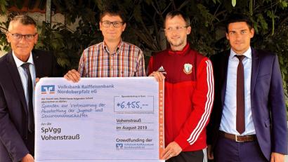 Bild: zer
Regionalmarktleiter Anton Zilbauer überreicht die Spende an SpVgg-Vorsitzenden Uli Münchmeier, Abteilungsleiter Markus Wildenauer und Thomas Schieder (von links), Spielführer der ersten Mannschaft.
