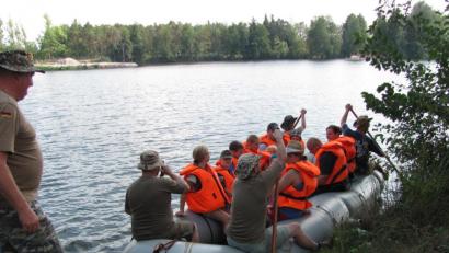 Bild: sei
Mit dem Schlauchboot ruderten die Mitglieder der Reservistenkameradschaft die Manteler Ferienkinder bei traumhaften Sommerwetter über den Baggerweiher.