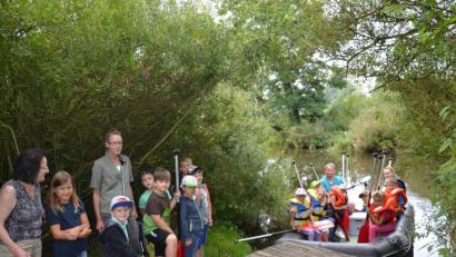 Bild: gi
Unter der Leitung des Vorsitzenden Peter Hartinger von der Reservistenkameradschaft Burgtreswitz machte eine Bootsfahrt großen Spaß und die Kinder konnten vieles entdecken.