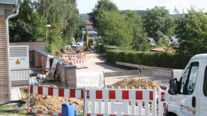 Bild: lg
Während der Ferien wurden in der Jahnstraße Kanal- und Elektroleitungen verlegt. Zum Schulstart am Dienstag sind die Straßenarbeiten noch nicht abgeschlossen, so dass hier die Zufahrt zum Gymnasium bis Ende September nicht möglich ist.