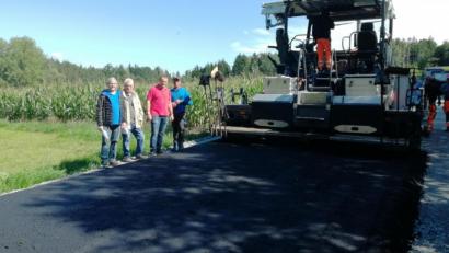 Bild: fz
Zufrieden beobachten Bauingenieur Dietmar Hammerl vom Büro Bamler, Bauleiter Helmut Auer, Bürgermeister Anton Kappl und Polier Frank Montag (von links) den Verlauf der Asphaltierung.