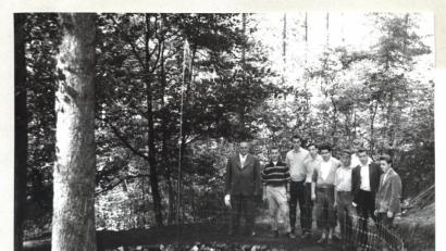 Archivbild: exb
Blick in die Vergangenheit: Einige der Erbauer, wahrscheinlich rund um das Jahr 1959 im Felixwald.