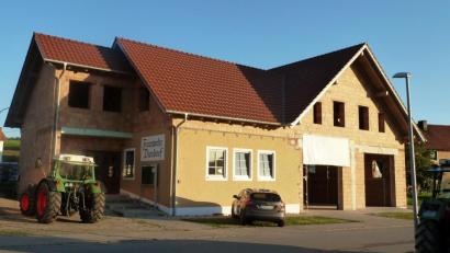 Bild: Portner
Der Umbau des Feuerwehrhauses Diendorf läuft auf Hochtouren. Damit das Gebäude winterfest wird, drängt der Einbau von Fenstern und Heizung. Der Stadtrat Nabburg ermächtigte den Bürgermeister zur Auftragsvergabe, sobald die angeforderten Angebote vorliegen.