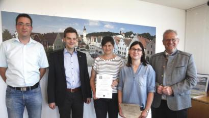 Bild: Hirsch
Oberbürgermeister Andreas Feller (rechts) überreichte Christine Albang (Zweite von rechts) und Jutta Engelhardt (Mitte) die Ernennungsurkunde zu Standesbeamten. Sachgebietsleiter Gerd Winterberger (links) und Ordnungsamtsleiter Stefan Schamberger (Zweiter von links) gratulierten.