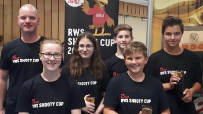 Bild: rwo
Die Shooty Cup - Teilnehmer des Oberpfälzer Schützenbundes (von links): Patrick Meyer, Sabrina Hößl, Lena Roidl, Fabian Plannerer, Jonas Hüttner und Hannes Reger.
