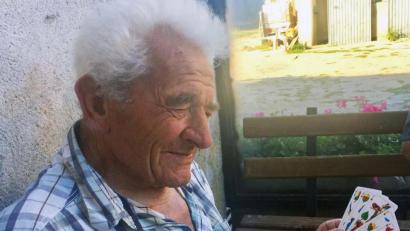 Bild: ü
Sechs Karten entscheiden beim Schafkopfen die über Sieg oder Niederlage. Der erfahrener Kartler Josef "Sepp" Fronhöfer weiß aber, dass es nicht nur auf das Blatt in der Hand ankommt: "Mitdenken musst du schon, sonst gewinnst nix."