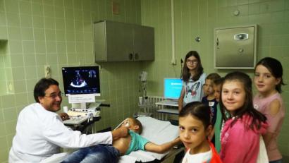 Bild: weu
Dr. Christian Glöckner demonstrierte eine Ultraschalluntersuchung und ermöglichte den Kindern einen Blick in ihr Inneres.