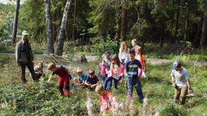 Bild: mmj
Revierförster Michael Forster gab den Buben und Mädchen Tipps.