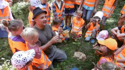 Bild: rgl
Die Kinder erfahren bei der Ferienaktion des KDFB Luhe "Kinder entdecken den Wald" viel Neues.