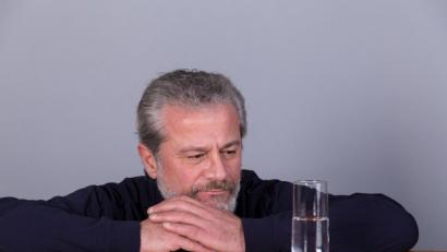 Bild: Christian Schulz – stock.adobe.com
Es ist wohl der schnellste Persönlichkeitstest, den es gibt: Füllen Sie ein Glas zur Hälfte mit Wasser und stellen Sie es auf den Tisch.