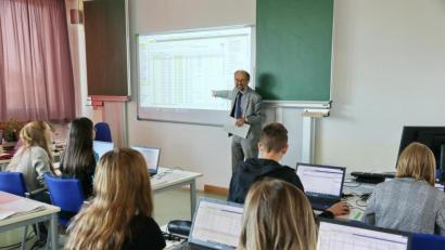 Bild: exb
Die angehenden Steuerfachangestellten lernen schon mal erste Grundlagen für Buchhaltung.