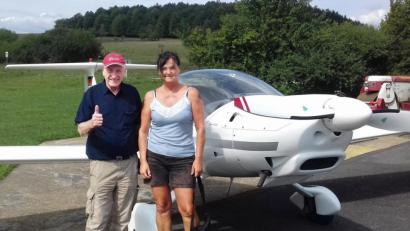 Bild: no
Gewinnerin Gerlinde Hochholzer und Pilot Georg Lehner vor dem Start auf dem Flugplatz bei Fuchsstein.