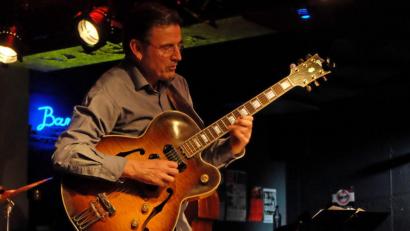 Bild: lr
Der Gitarrist Roberto Bossard ließ vor zwei Jahren im Quartett von Mark Soskin aufhorchen. Am 25. Oktober gastiert er mit seinem eigenen Quintett erneut beim Jazz-Zirkel.