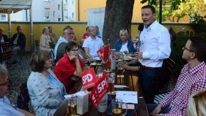 Bild: Kunz
Bürgermeister Jens Meyer steht beim Bürgergespräch der SPD Stockerhut-Lerchenfeld den Besuchern Rede und Antwort.