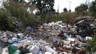 Bild: exb
Nach einer illegalen Müllablagerung bittet die Polizei um Hinweise.