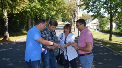 Bild: fz
An einem der Schwerpunkte ab der Schule zur Siedlung besprechen Bürgermeister Anton Kappl, Benjamin Quaas, Marion Schlichtiger und Erik Bergner mögliche Maßnahmen.