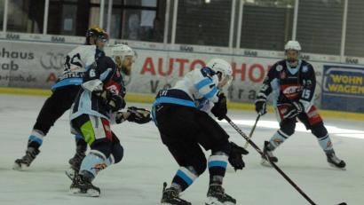 Bild: gb
Das erste Testspiel verloren die Blue Devils (im Bild Ralf Herbst, Zweiter von links, und Valentin Bäumler, hinten) am vergangenen Samstag gegen den HC Most mit 2:5. Am Sonntag steigt in Tschechien das Rückspiel, zwei Tage zuvor gastiert der DEL2-Club ETC Crimmitschau in Weiden.