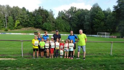 Bild: exb
Mit Teilnahmeurkunden und Medaillen wurden die Kinder beim Mini-Marathon belohnt.