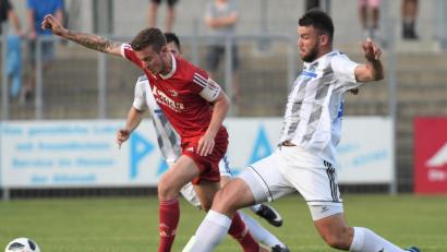 Bild: btg
Weidens Ludvik Tuma (rechts im Duell mit Christian Mühlbauer) hatte gegen die SpVgg Lam in der Vorwoche alles im Griff. Beim SV Fortuna Regensburg kommt auf die SpVgg-SV-Defensive vermutlich Schwerstarbeit zu.
