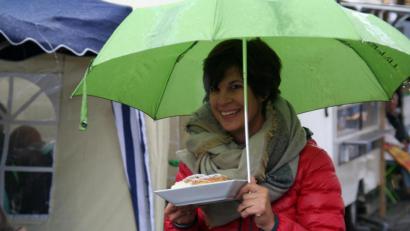 Bild: fpoz
Falls es bei der Schlemmermeile in Waldershof etwas tröpfeln sollte, die Köstlichkeiten schmecken auch unterm Schirm.