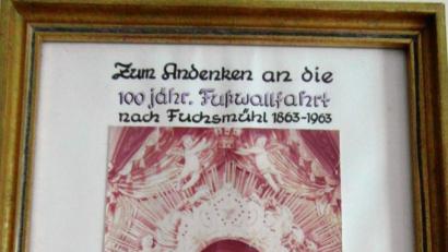 Bild: hl
Die Urkunde (aufbewahrt im Pfarrhof), ausgestellt aus Anlass der 100. Wallfahrt.