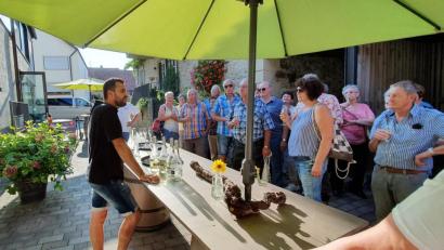 Bild: exb
Juniorchef Martin Mößlein begrüßt die Gäste aus Sulzbach-Rosenberg mit einem Glas fränkischem Secco im Weingut in Zeilitzheim.