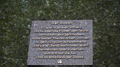 Bild: Gabi Schönberger
Direkt in die Felsen sind die umstrittenen Bronzetafeln im Doost eingelassen.