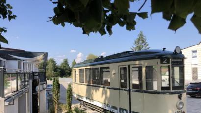 Bild: exb
Sie macht sich gut vor dem Café in Rosenberg, die alte Straßenbahn der Linie 2. Am Samstag kann sie erstmals besichtigt werden.