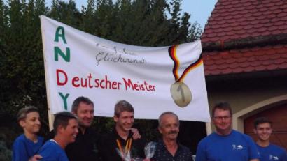 Bild: sgs
Schützenmeister Helmut Meier (Zweiter von rechts) und Bürgermeister Hubert Zwack (Dritter von rechts) freuten sich zusammen mit Lisa und Jochen Köppl über die Erfolge von Andy Köppl (Mitte) bei den Deutschen Meisterschaften in München.
