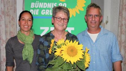 Bild: stg
Heidrun Schelzke-Deubzer (Mitte) will Bürgermeisterin in Kemnath werden: Die beiden Grünen-Vorsitzenden Katharina Hage und Stefan Zaus freuten sich über die angekündigte Kandidatur der amtierenden dritten Bürgermeisterin und Grünen-Fraktionssprecherin im Kemnather Stadtrat.