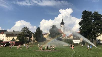Bild: sei
Dass für die Feuerwehr Wasser nicht nur zum Löschen da ist sondern dass man damit jeder Menge Manteler Ferienkinder viel Spaß bereiten kann bewiesen die Manteler Floriansjünger bei ihrem Ferienprogramm.