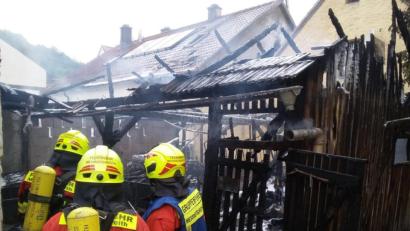 Bild: bl
In Burglengenfeld brannte ein Schuppen im Hinterhof einer Metzgerei in der Rathausstraße. Die Flammen griffen auf einen weiteren Schuppen über und zogen ein benachbartes Wohnhaus in Mitleidenschaft.