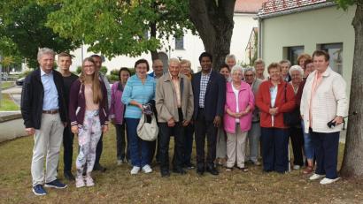 Bild: lk
Die Besuchergruppe mit Pfarrer Edward Sebastian, der örtlichen Mesnerin sowie der ehemaligen Mesnerin von Plößberg, Annelies Müller, der ehemaligen Pfarrsekretärin Helga Böckl sowie (links) Bürgermeister Lothar Müller und Oberministrantin Annika Müller.