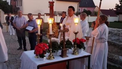 Bild: hzi
Pater Samuel Patton an der ersten Gebetsstation bei der Eucharistischen Prozession auf dem Friedhof vor dem Kriegerdenkmal.