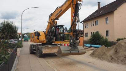 Bild: bl
Noch haben die Bagger Vorfahrt auf der Baustelle in der Oberviechtacher Straße. Über der Hauptwasserleitung sind die Gräben inzwischen geschlossen.