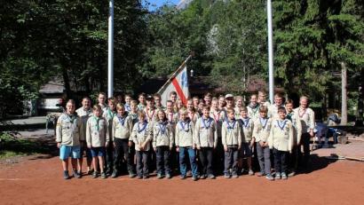 Bild: wmr
Den abwechslungsreichen Aufenthalt im Internationalen Scoutcenter in Kandersteg in der Schweiz dürften die Mitterteicher Pfadfinder noch lange in Erinnerung behalten. Die Leitung lag bei Stammesführerin Julia Artmann (rechts) und Leonie Landstorfer (Bildmitte, vor dem Banner).