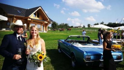 Bild: hai
Carina Veigl, geborene Neumann aus Zessau, und Martin Veigl aus Haidenaab gaben sich auf ihrer Golden-Stream-Ranch in Haidenaab im Beisein ihrer Familien, Freunde und Bekannten das Jawort.