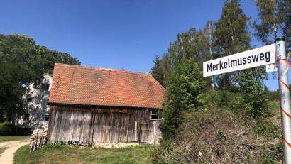 Bild: eg
Den "Merkelmussweg" gibt es in Friedenfels nicht. Trotzdem steht in dem Ort im Landkreis Tirschenreuth ein Straßenschild, das diesen Weg ausweist.