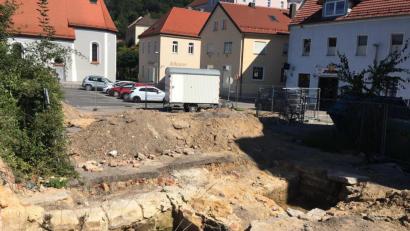 Bild: ihl
Bei Erkundungen mit Suchschlitzen entdeckte eine Grabungsfirma mächtige Reste der Schwandorfer Stadtmauer.