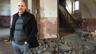 Bild: exb
Die marode Treppe im Hintergrund inspirierte den Filmemacher Jan Oechsner zu einem ganz besonderen Film. Beim Klosterfest ist er am 8. September in der Klosteraula zu sehen.